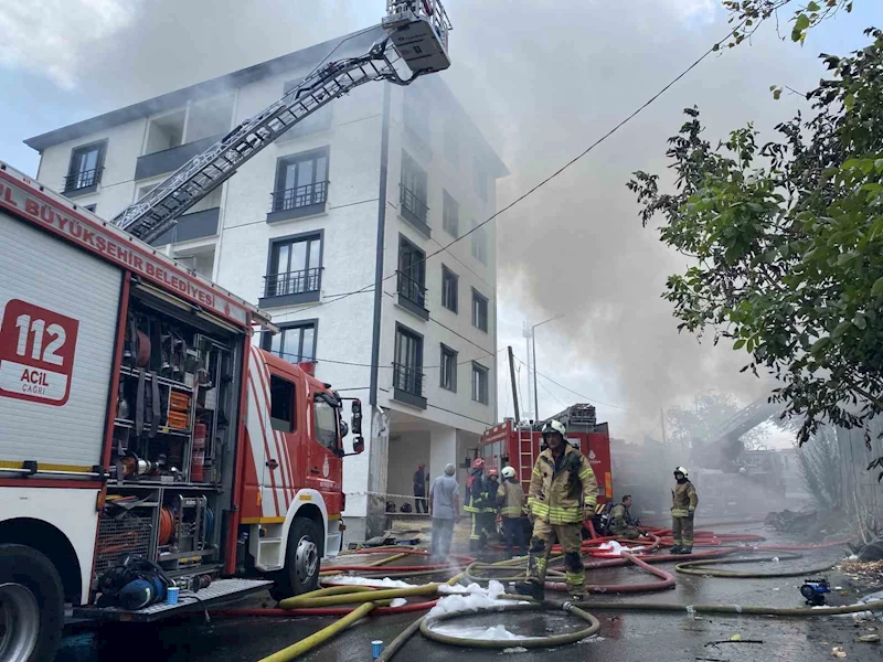 Avcılar’da hurdacıda korkutan yangın, patlayan bidonlar binanın çatısına uçtu
