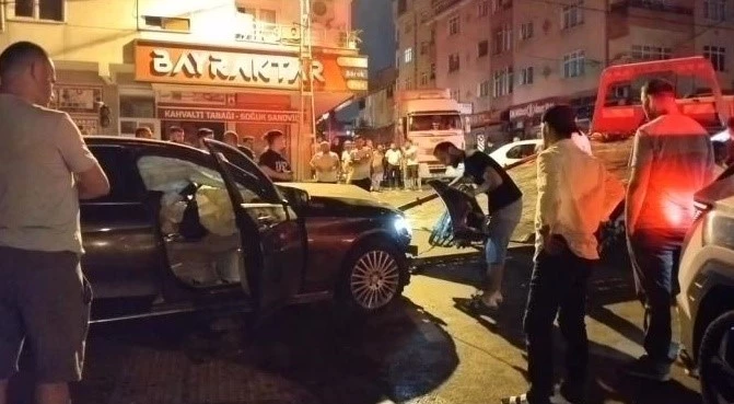 Sultanbeyli’de ters yönde ilerleyen otomobil seyir halindeki araca çarptı: 2 yaralı

