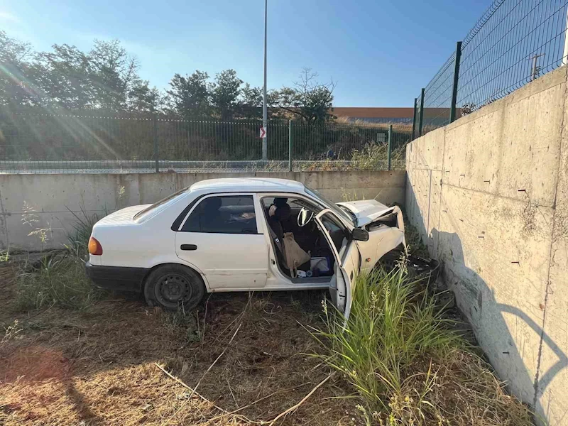 Direksiyon hakimiyetini kaybeden şoför duvara çarptı
