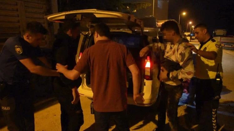 Edirne’de dur ihtarına uymayan otomobilde kaçak göçmenler yakalandı
