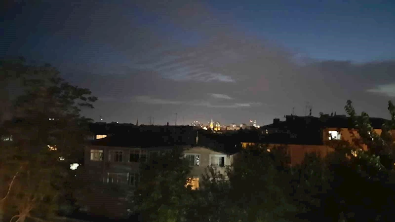 İstanbul’da şimşekler geceyi aydınlattı
