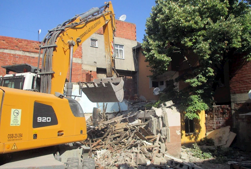Osmangazi’de tehlike saçan metruk binalar yıkılıyor
