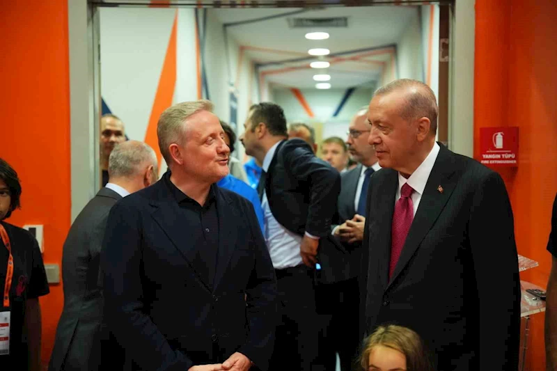 Cumhurbaşkanı Erdoğan, Başakşehir takımını soyunma odasında tebrik etti

