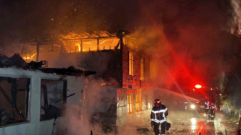 Sabaha karşı yangın paniği: İki ahşap ev kül oldu
