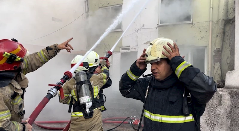 Bursa’da 3 katlı bina alev alev yandı
