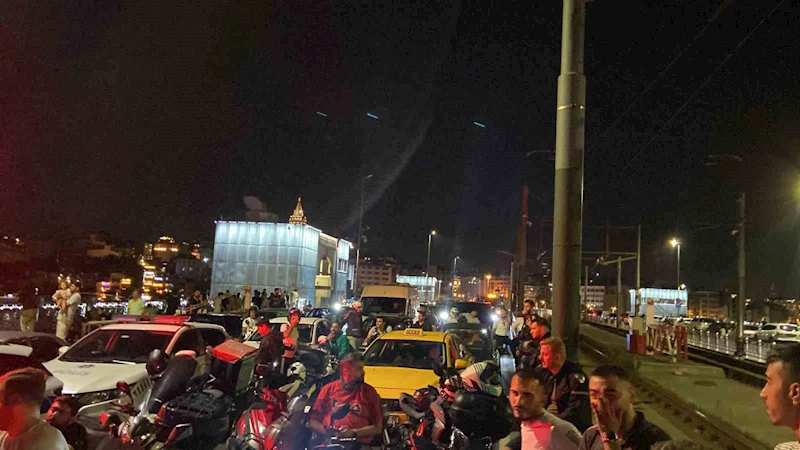 Galata Köprüsü’nde park halindeki araçlara vuran hafif ticari araç yan yattı: 2 yaralı
