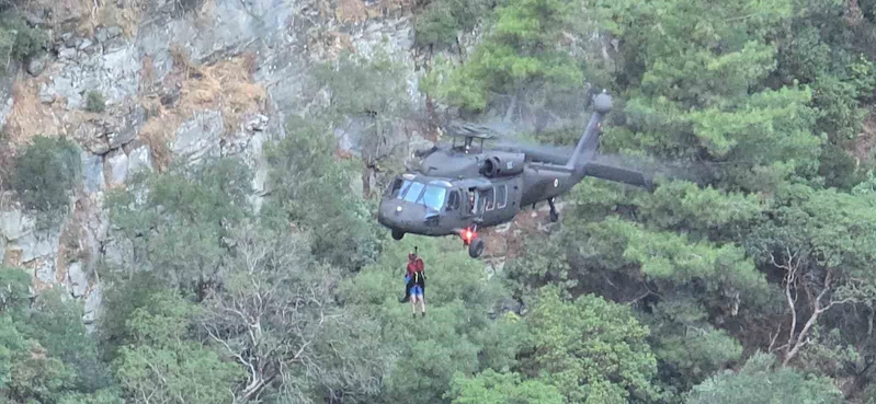 Kazdağları’nda Şahinderesi Kanyonu’nda mahsur kalan 10 kişi helikopter ile kurtarıldı
