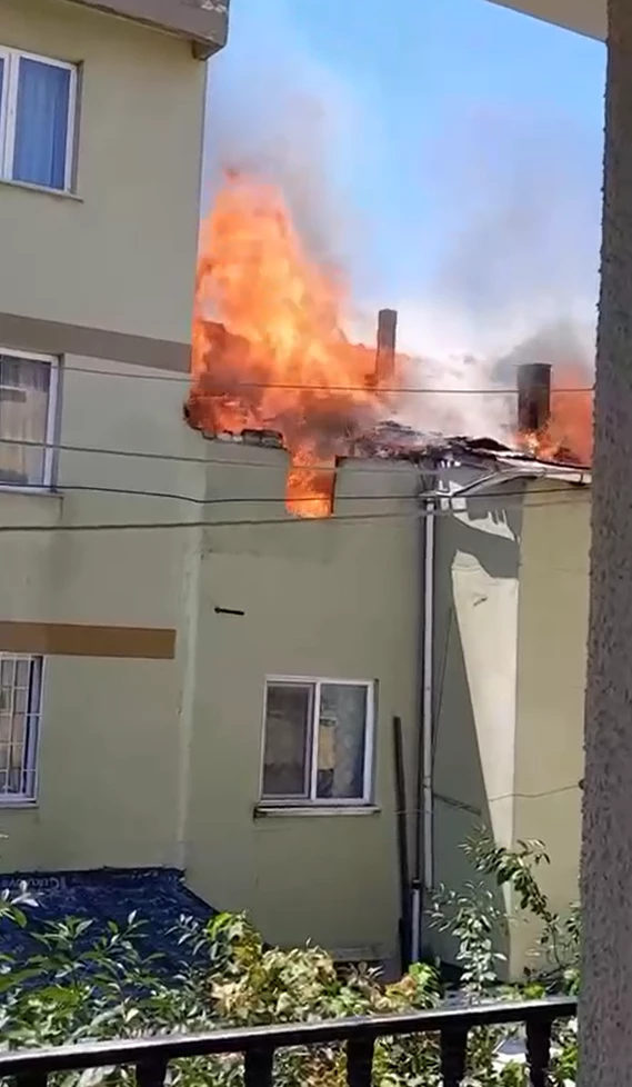 Yalova’da 2 katlı binanın çatı katında yangın
