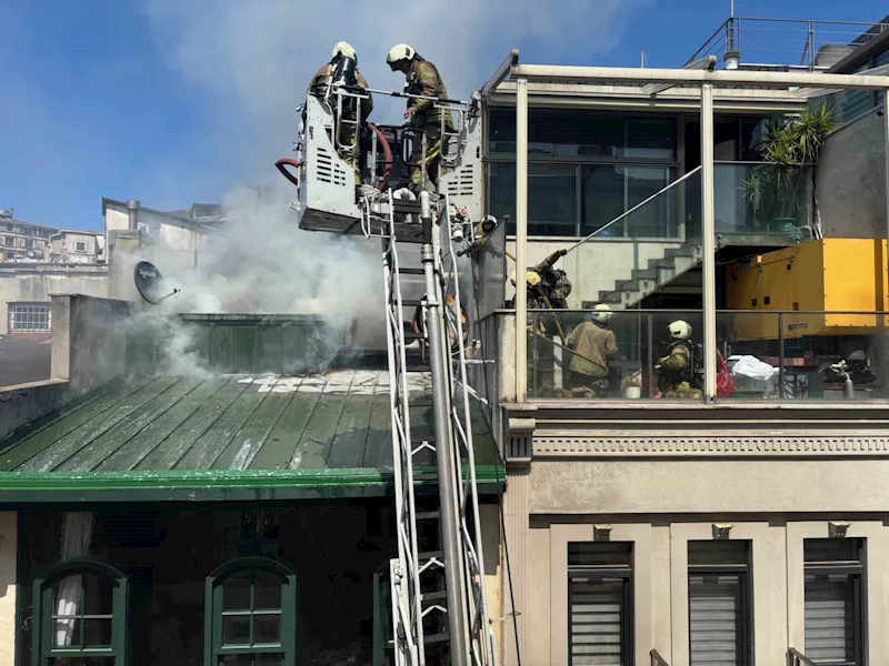 Beyoğlu’nda 5 katlı otelde korkutan yangın
