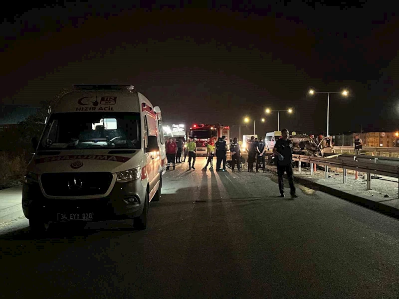 Silivri’de hafif ticari araç bariyere çarptı: 1 ölü, 1 yaralı
