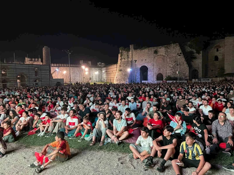 Fatih’te milli maç heyecanı dev ekrandan izlendi
