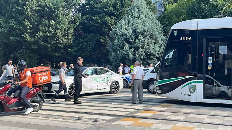 Kocaeli’de tramvay otomobile çarptı: 3 yaralı
