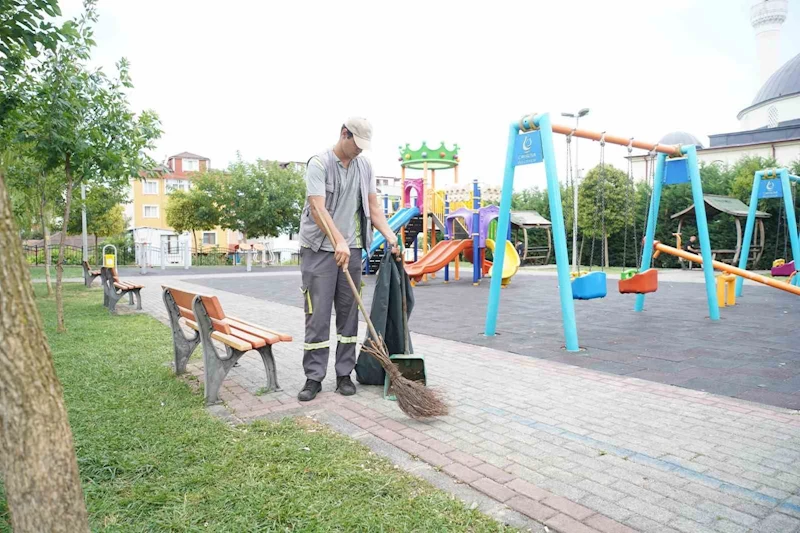 Çayırova’nın parkları düzenli olarak temizleniyor
