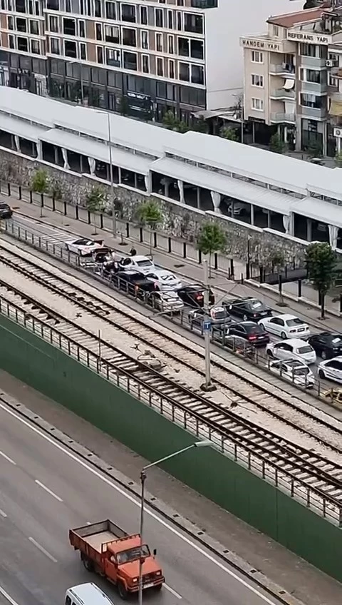 Yolu kapatıp halay çektiler, sürücüleri çileden çıkardılar
