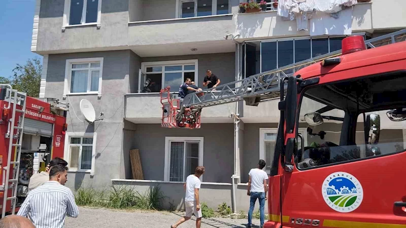 Sakarya’da yangın: Ayakları kırık olduğu için evden çıkamadı, dumandan etkilenen şahsı ekipler kurtardı
