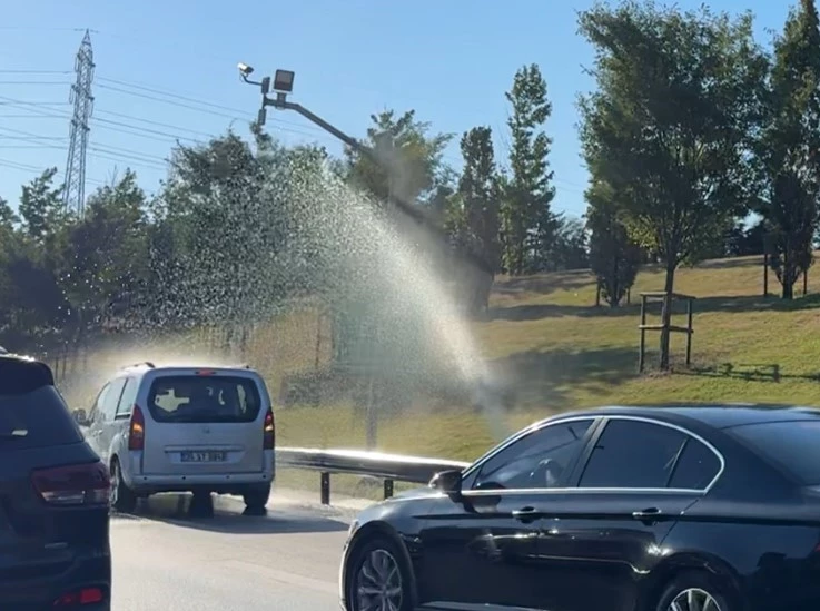 İBB’nin sulama sistemi bozuldu, sürücüler araçlarını E-6’da yıkamaya başlayınca trafik kilitlendi