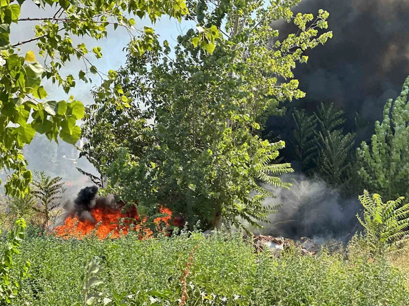 Bursa’da korkutan yangın : Odun depoları tehlike altında