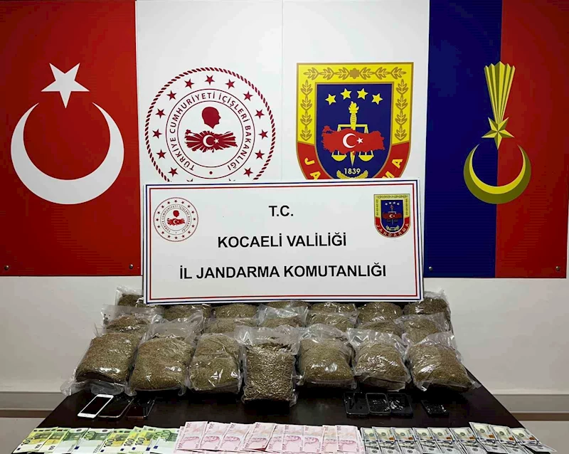 Kocaeli’de 2 araçta 23 kilo bonzai ele geçirildi
