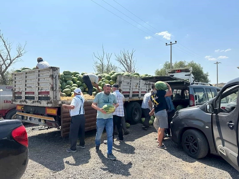 Lüleburgaz’da hayırseverler 25 ton karpuz dağıttı
