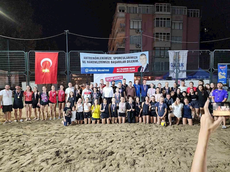 Gölcük’te plaj voleybolu çekişmeli anlara sahne oldu
