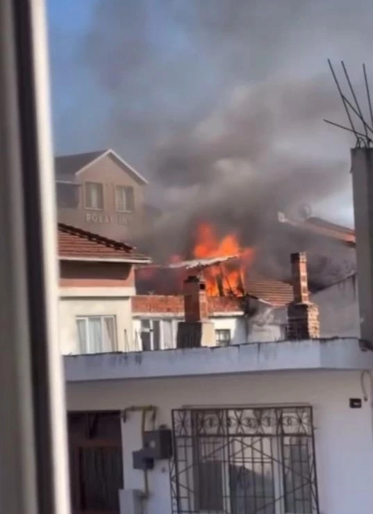 Bursa’da binanın çatısı alevlere teslim oldu
