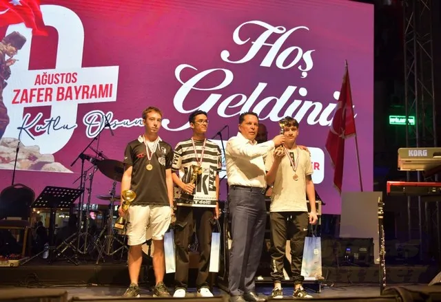 Esenyurt 2. Gençlik Festivali GençFest’te dereceye giren sporcular ödüllerini aldı