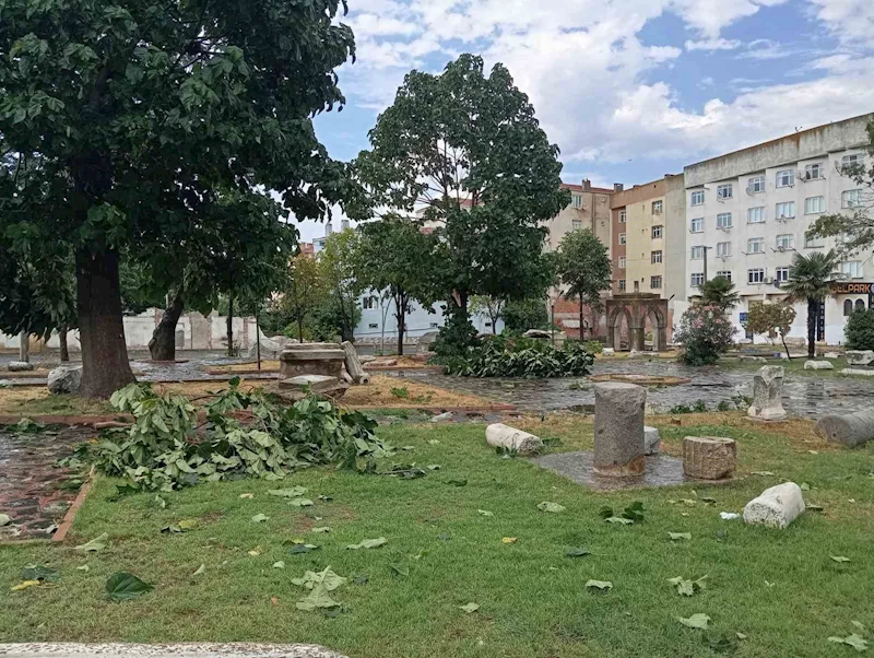 Tekirdağ’da fırtınada çatılar uçtu, ağaçlar devrildi
