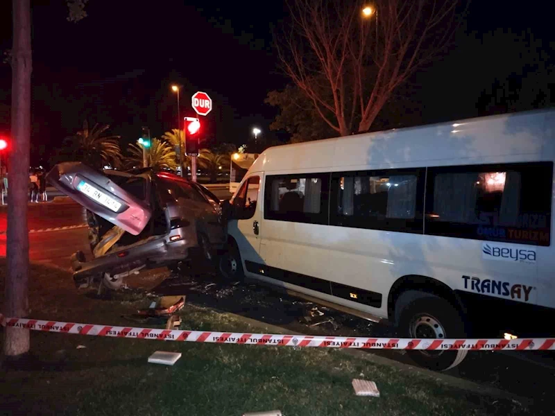 Kontrolden çıkan otomobil, trafik ışıklarında bekleyen öğrenci servisine çarptı: 2 yaralı