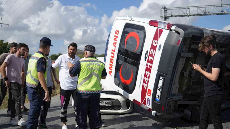 Arnavutköy’de hastaya giden ambulans ışıklarda bekleyen otomobilin üzerine devrildi