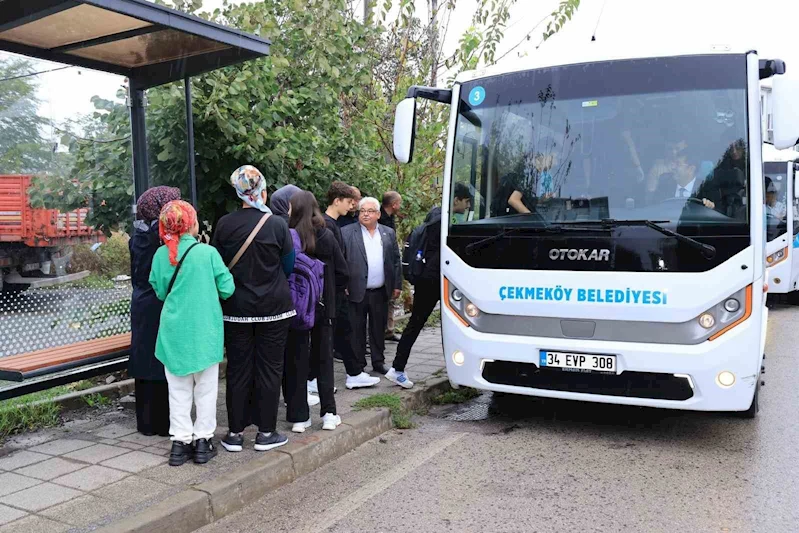 Başkan Çerkez şoför koltuğuna geçti, öğrenciler şaşkınlığını gizleyemedi
