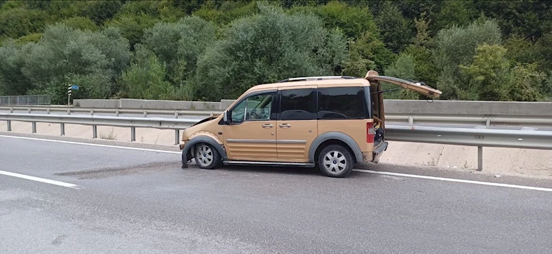 Kontrolde çıkan araç bariyerlere çarparken, 3 kişi yaralandı
