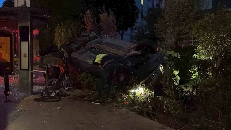 Bakırköy’de takla atan araç sitenin bahçesine devrildi: 2 yaralı
