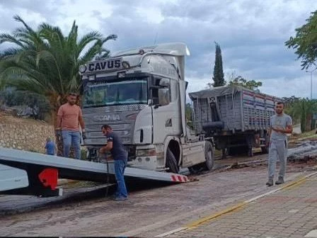 Balıkesir Erdek’te orta refüjü aşan tır karşı şeride geçti, sürücü yaralandı
