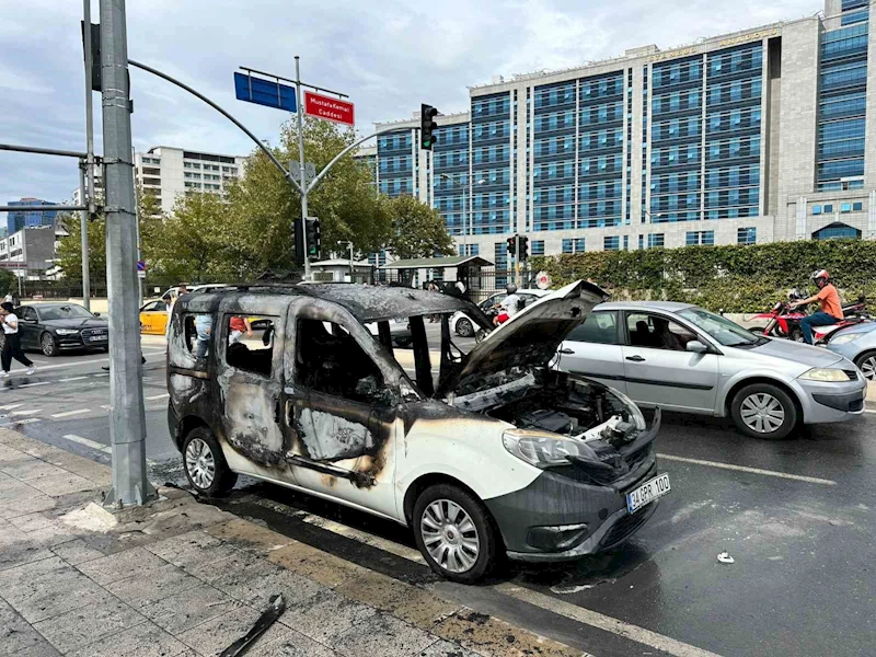 Kartal’da adliye önüne getirdiği aracını ateşe verdi
