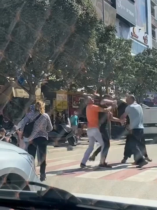 Bursa’da yol verme kavgası boks maçını aratmadı
