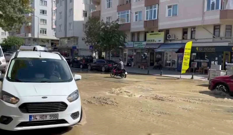 Asfalt yerinden söküldü, cadde sular altında kaldı
