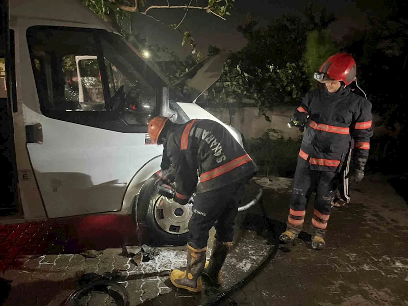 Seyir halindeki minibüste yangın çıktı
