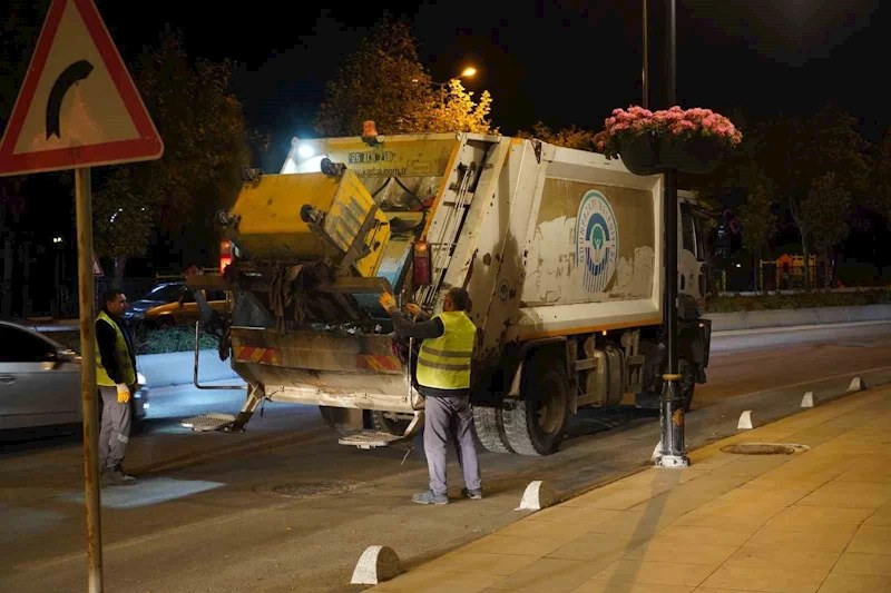 Toplanmayan çöpler için Bilecik Belediyesi çalışanları sahaya indi
