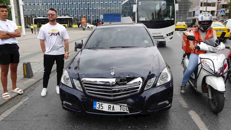 Taksim’de hatalı sollama kazaya neden oldu: Motosiklet ile lüks araç birbirine girdi
