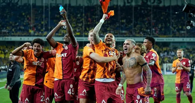 Galatasaraylı futbolcular derbi galibiyetini taraftarıyla kutladı