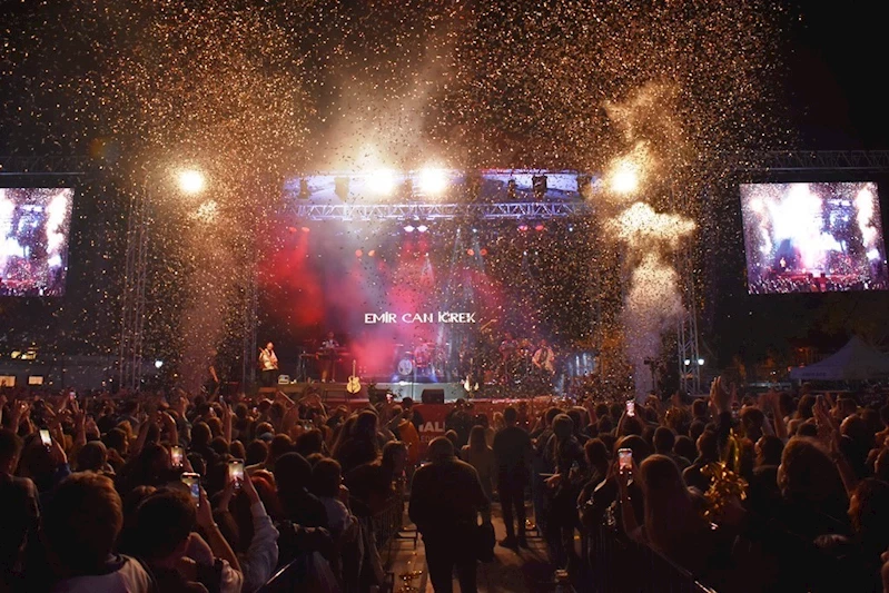 Emir Can İğrek Tekirdağlı hayranlarıyla ertelenen konserde buluştu
