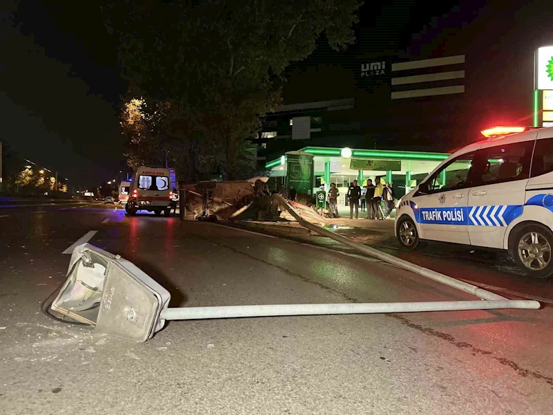 Kontrolden çıkıp aydınlatma direğine çarpan Tofaş hurdaya döndü: 4 yaralı
