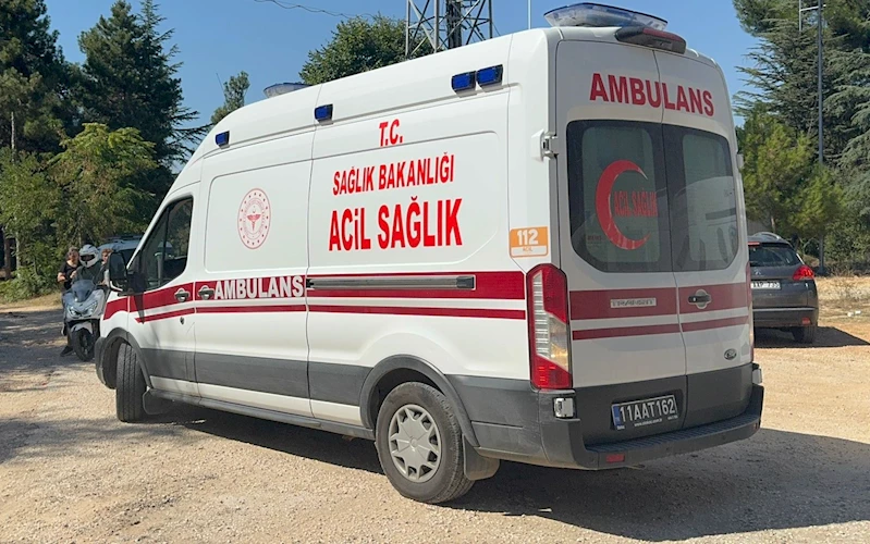 Kontrolden çıkan motosiklet 2 araca çarparak durabildi: 2 yaralı
