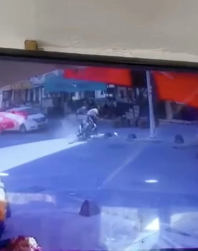 Arnavutköy’de polisten kaçan motosikletlilerin kaza yaptığı an kamerada