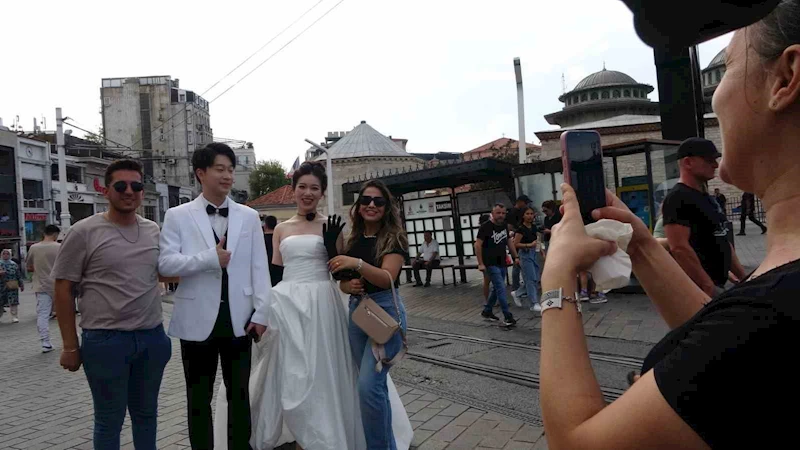 Taksim’de düğün fotoğrafı çektiren Çinli çift ilgi odağı oldu