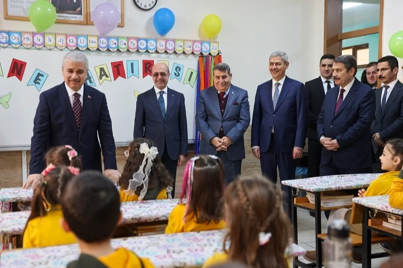 Konya protokolü çocuklara karnelerini dağıttı