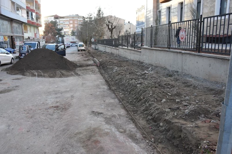 Siirt Belediyesi Fen İşleri Müdürlüğü, Kaldırım Taşı Çalışmalarına Devam Ediyor