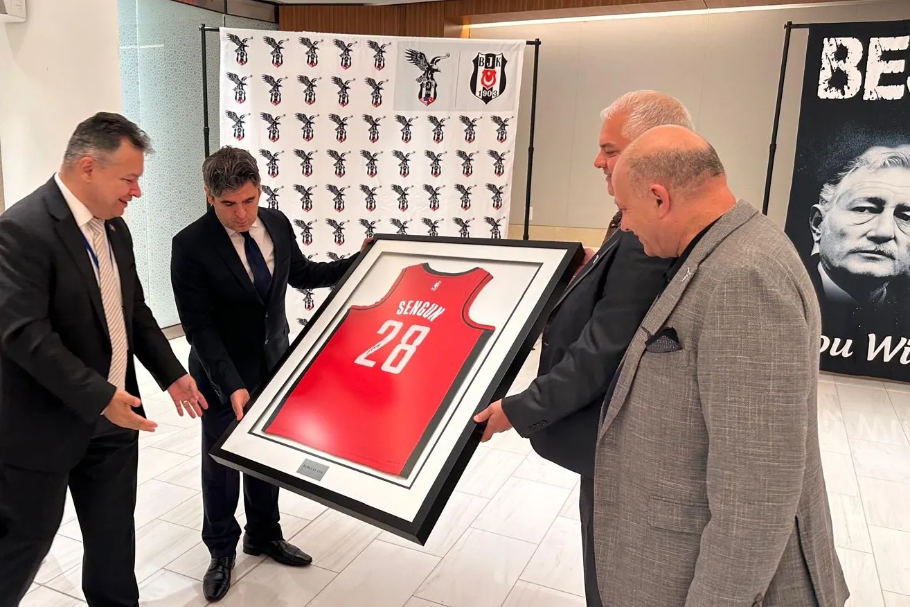 Milli basketbolcu Alperen Şengün’ün forması artık New York Türkevi’nde!