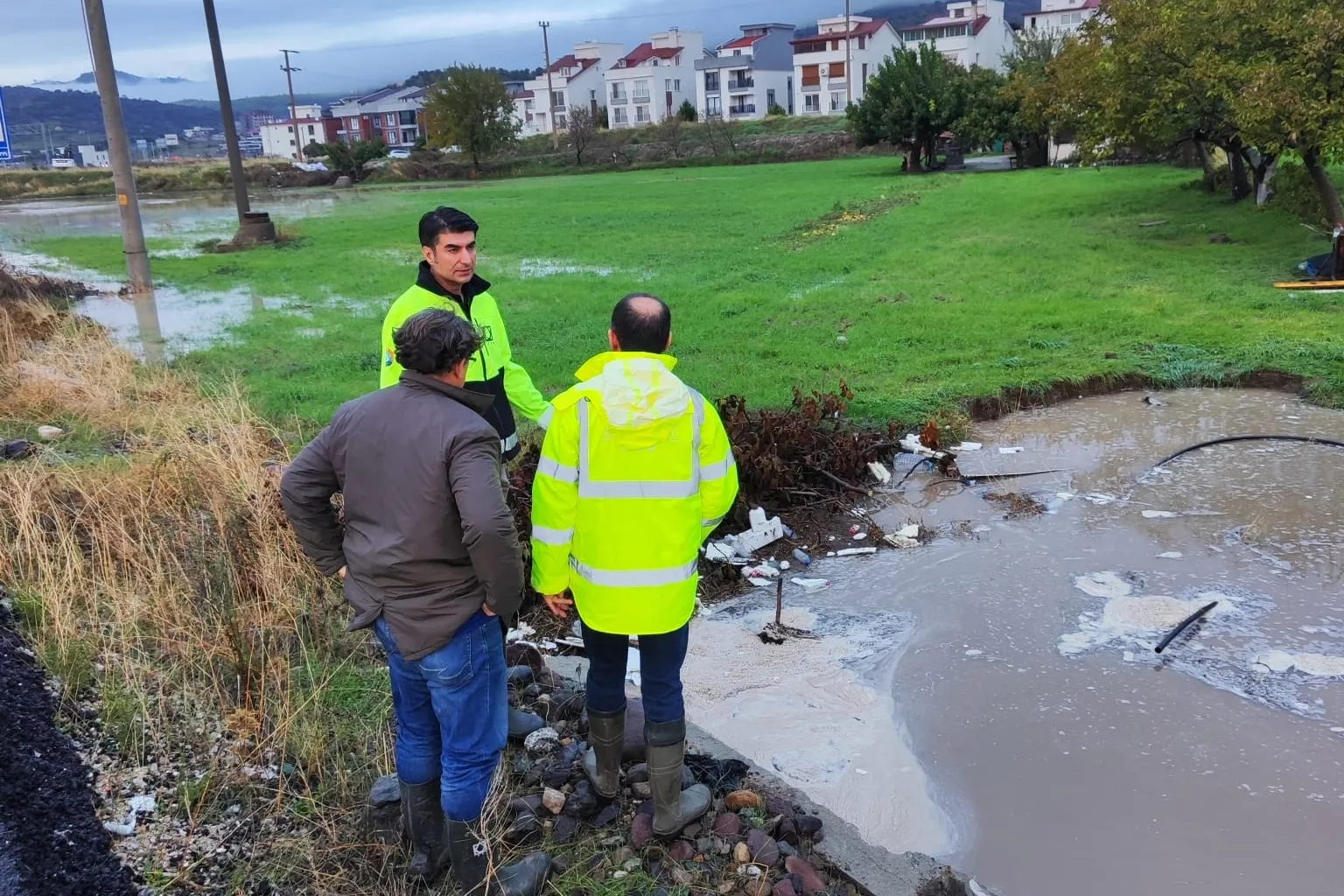 İzmir Bergama aşırı yağışlarla mücadele ediyor