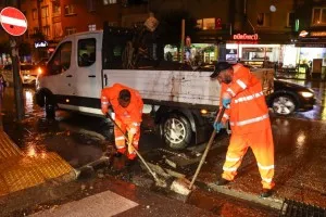 Yalova Belediyesi Ekipleri Sağanak Yağışta Gece Boyunca Sahada Çalıştı